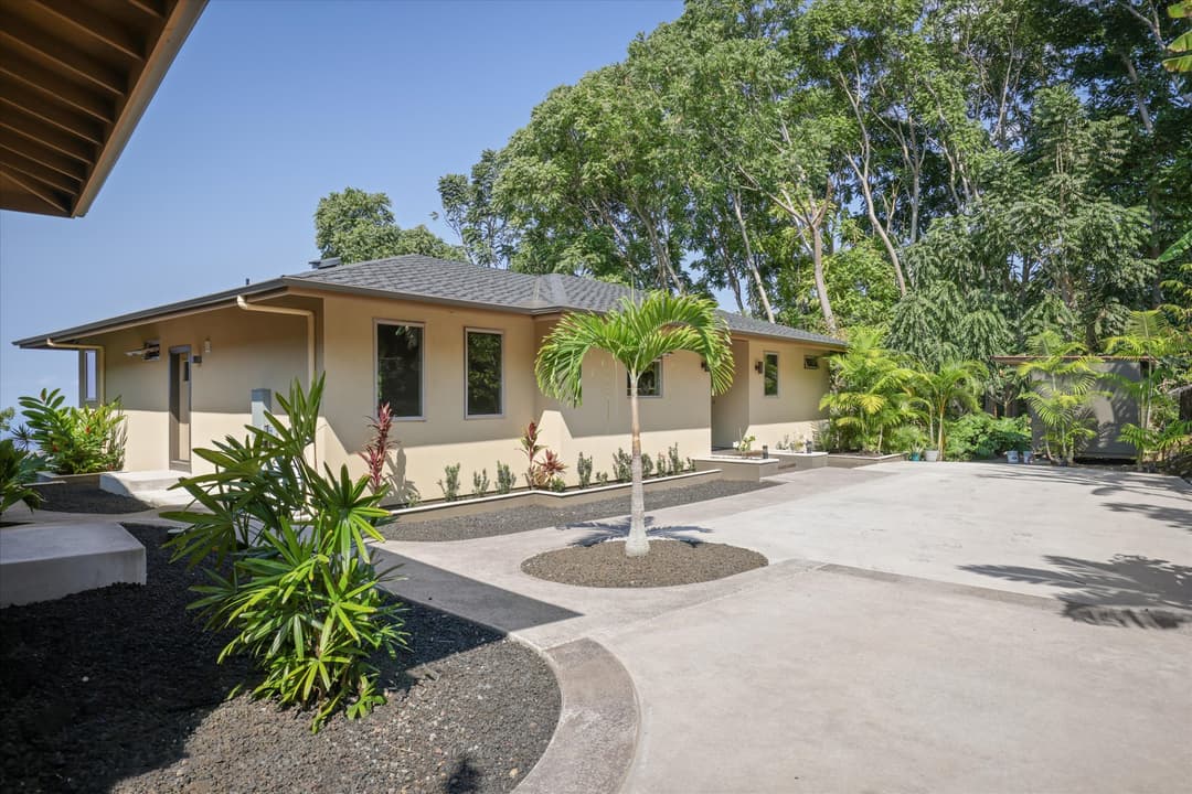 A Rare Holualoa Estate That Defines Island Living 75-2620 Keopu Lani Rd.