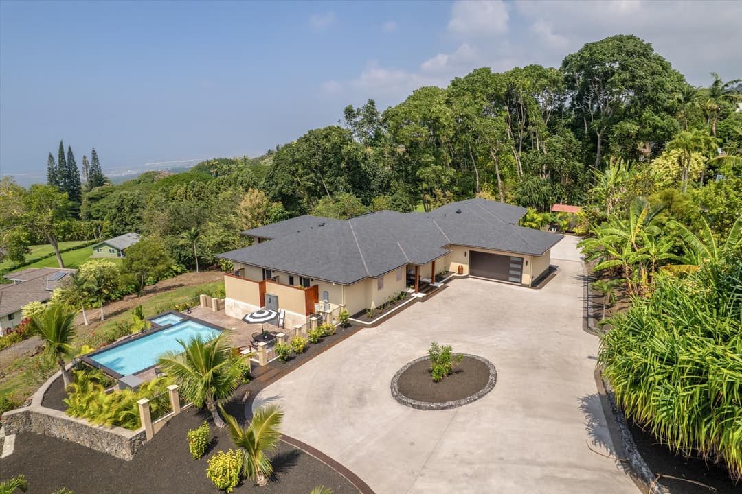 A Rare Holualoa Estate That Defines Island Living 75-2620 Keopu Lani Rd.