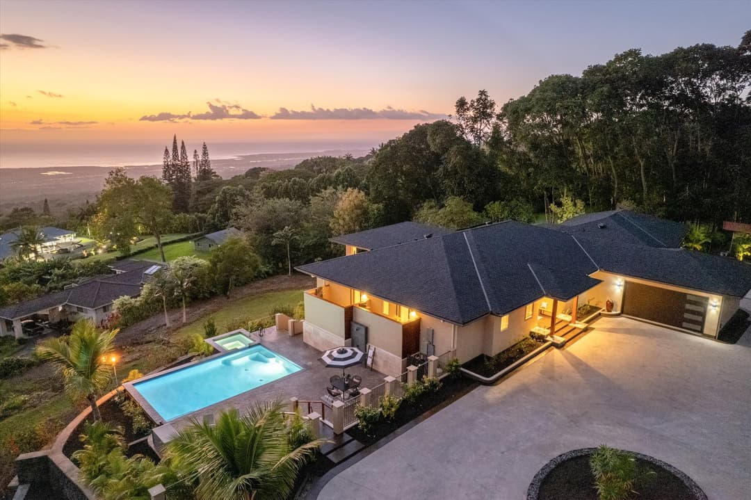 A Rare Holualoa Estate That Defines Island Living 75-2620 Keopu Lani Rd.